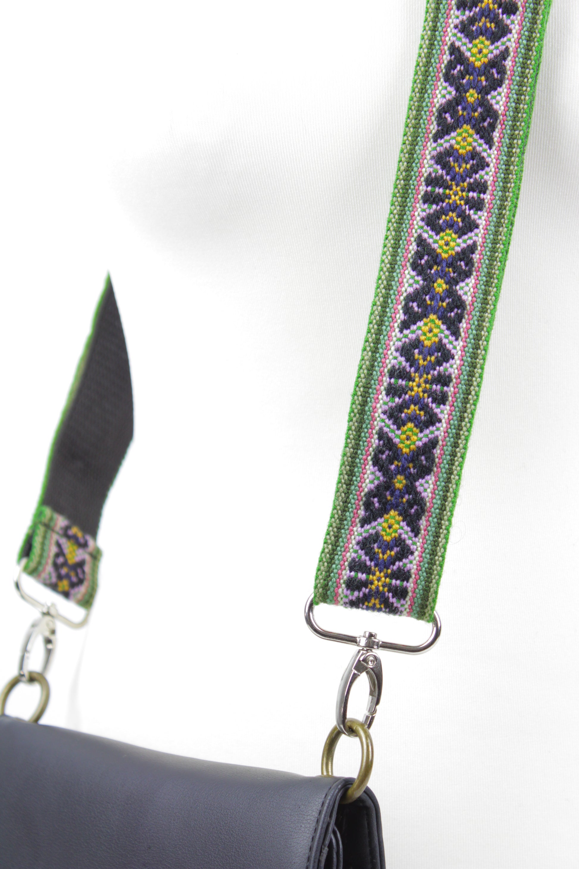 Grip und verstellbarer Kameraband in leuchtendem Grün von Glueck & Fund, robustes Accessoire für Kameras und Taschen.