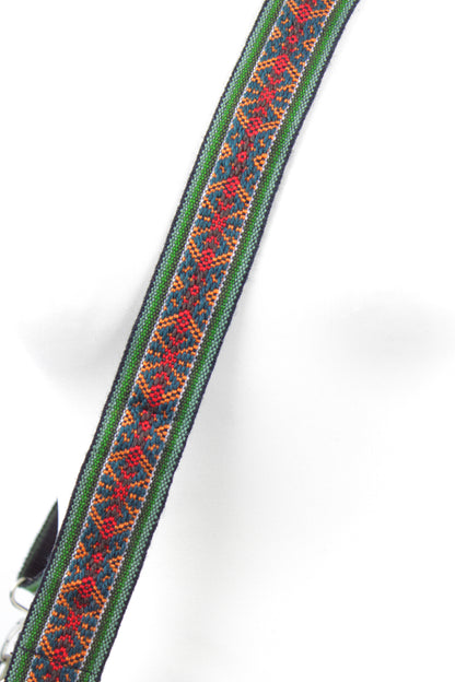 Roter Kameraband aus Accessoires von Glueck & Fund, robuster Taschengurt für Kamera und Zubehör, sichtbar im Bild.