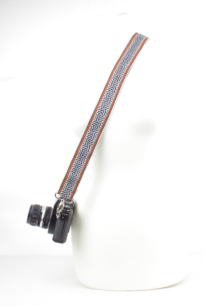 Schwarzer Kameraband von Glueck & Fund, weiches Accessoire für Kamera oder Tasche, mit verstellbarem Gurt.