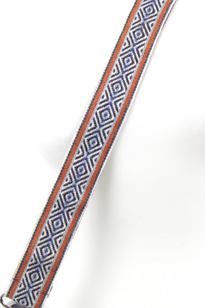 Schwarzer Kameraband von Glueck & Fund, weiches Nylon-Accessoire, zum sicheren Tragen der Kamera.