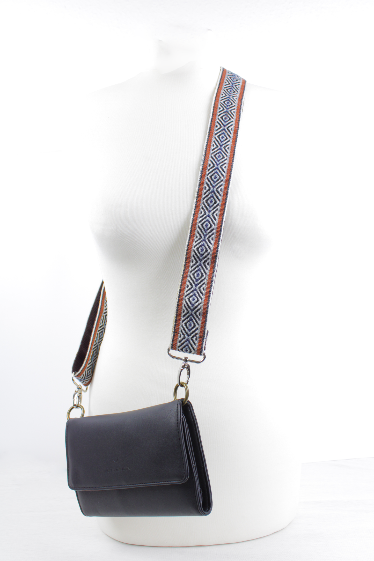 Schwarzer Kameraband aus weichem Material von Glueck & Fund, vielseitiges Accessoire für Kamera und Tasche.