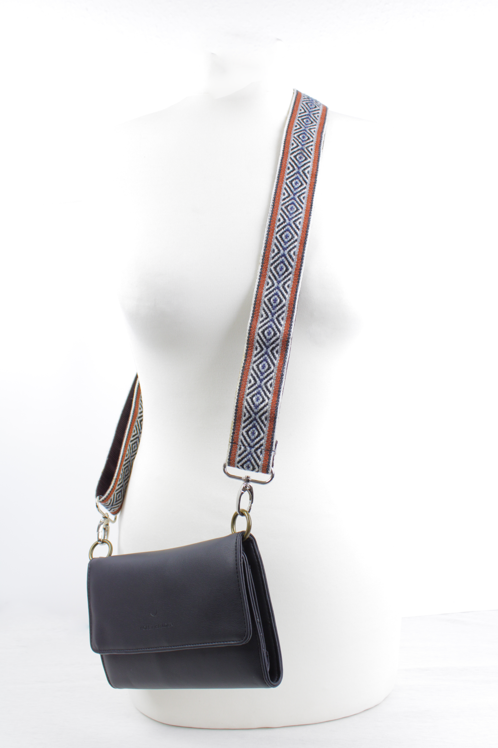 Schwarzer Kameraband aus weichem Material von Glueck & Fund, vielseitiges Accessoire für Kamera und Tasche.