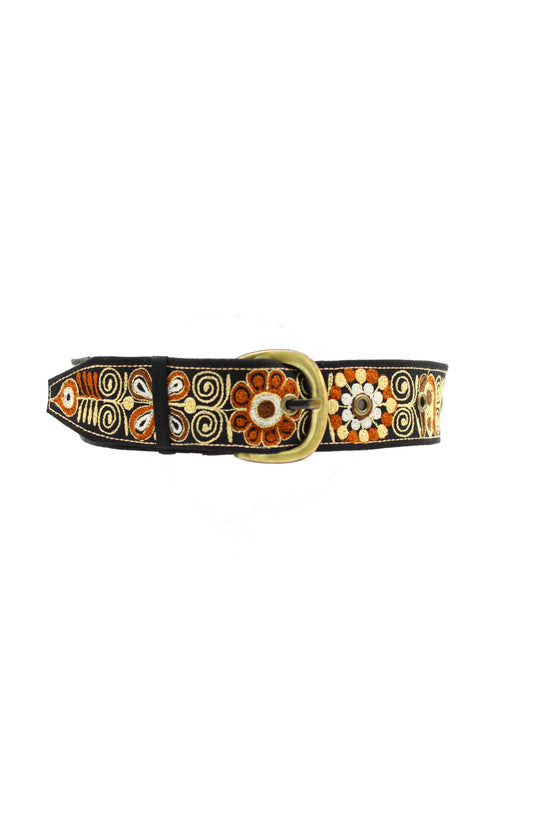 Handbestickter beiger Gürtel "Colca" aus Arequipa Peru, von Glueck & Fund, mit traditionellem Stickmuster als Accessoire.