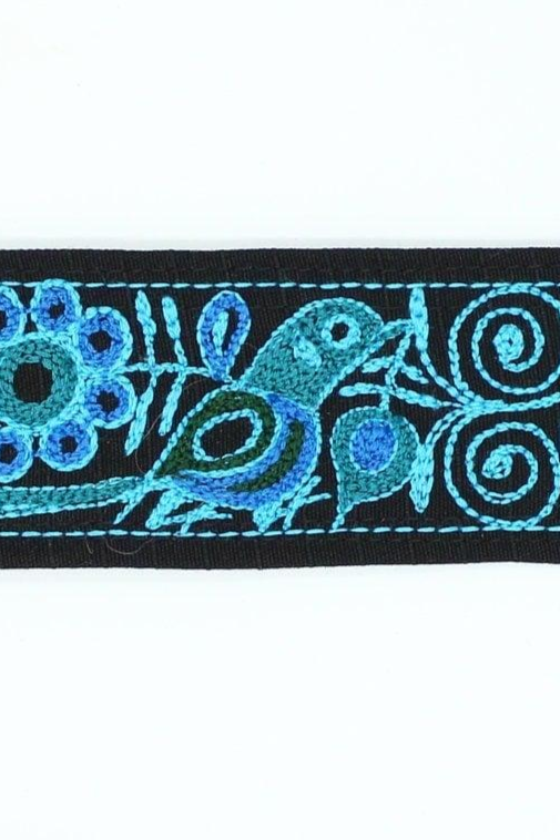 Handbestickter blauer Gürtel "Colca" von Glueck & Fund aus Arequipa, Peru, mit traditionellem Stickmuster als Accessoire.