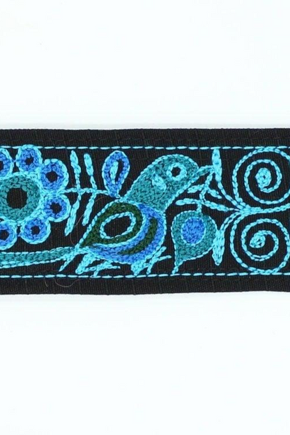 Handbestickter blauer Gürtel "Colca" von Glueck & Fund aus Arequipa, Peru, mit traditionellem Stickmuster als Accessoire.