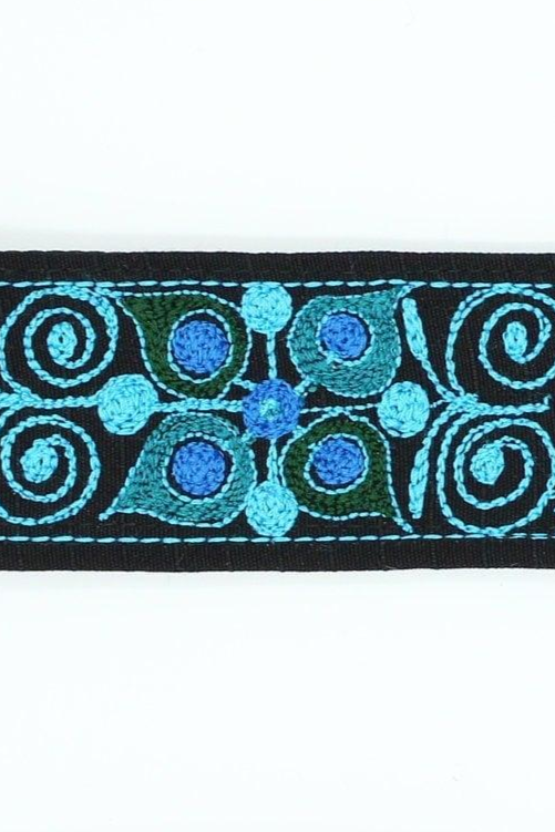 Handbestickter blauer Gürtel "Colca" aus Arequipa Peru, traditionelles Accessoire von Glueck & Fund, detaillierte Stickerei sichtbar