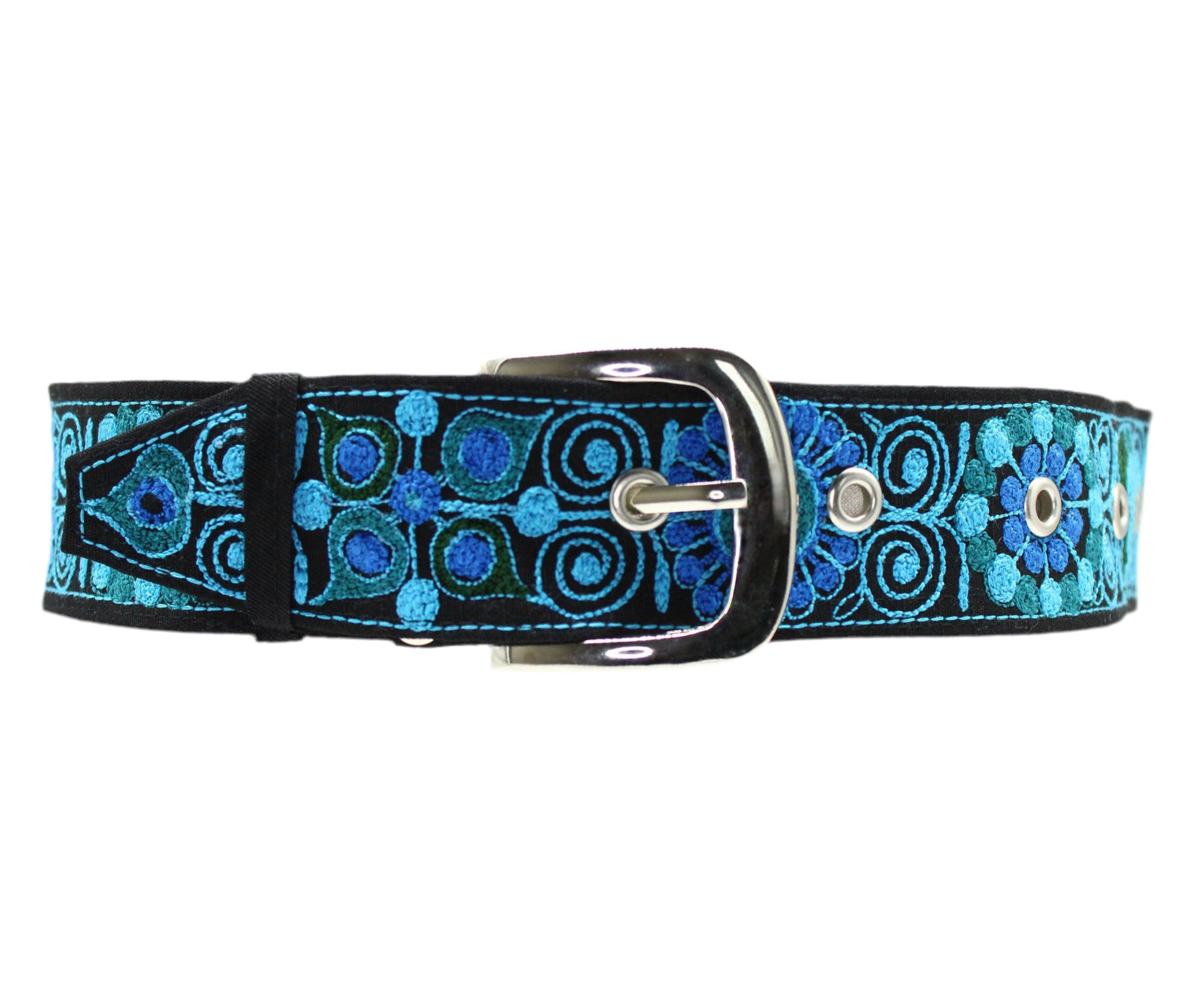 Blauer handbestickter Gürtel "Colca" von Glueck & Fund aus Arequipa, Peru, mit traditionellem Stickmuster, modisches Accessoire
