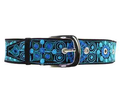 Blauer handbestickter Gürtel "Colca" von Glueck & Fund aus Arequipa, Peru, mit traditionellem Stickmuster, modisches Accessoire