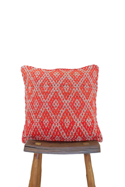 Peruanisches Kissen 45x45 cm von Glueck & Fund mit farbenfrohem Stoff und traditionellem Design.