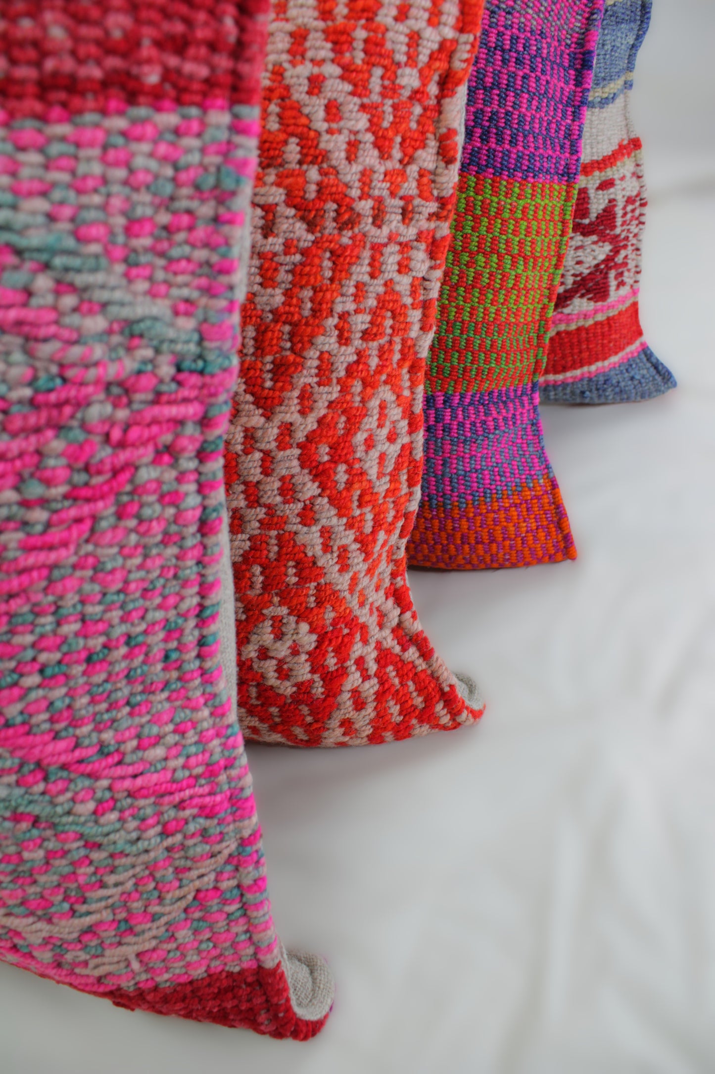 Peruanisches Kissen 45x45 cm von Glueck & Fund mit buntem Stoff, ideal für Dekoration und Komfort.