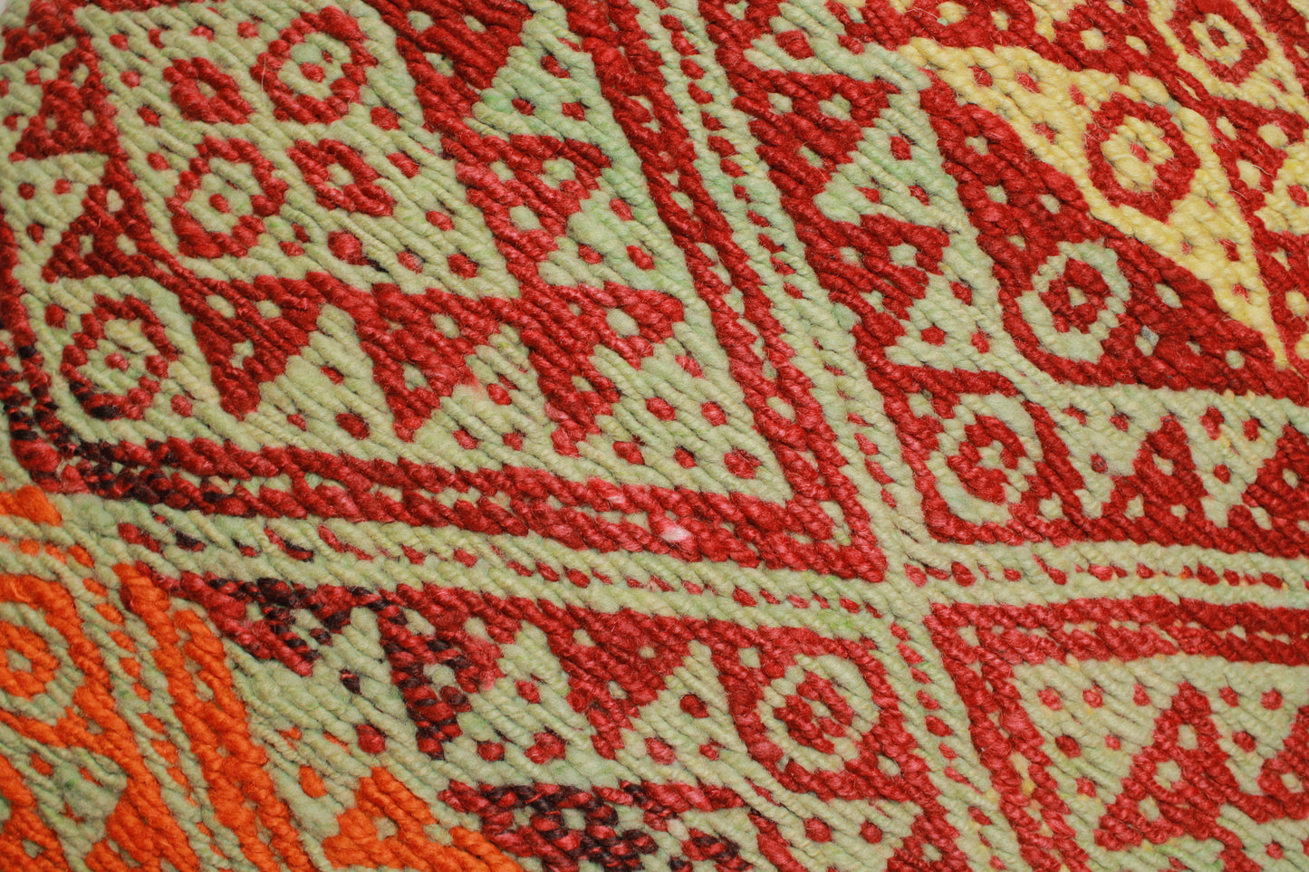 Detailansicht dekoratives Kissen 45x45 cm mit Rautenmustern aus Peru von Glueck & Fund, weiches Textil für gemütliche Sitz- und Schlafbereiche.
