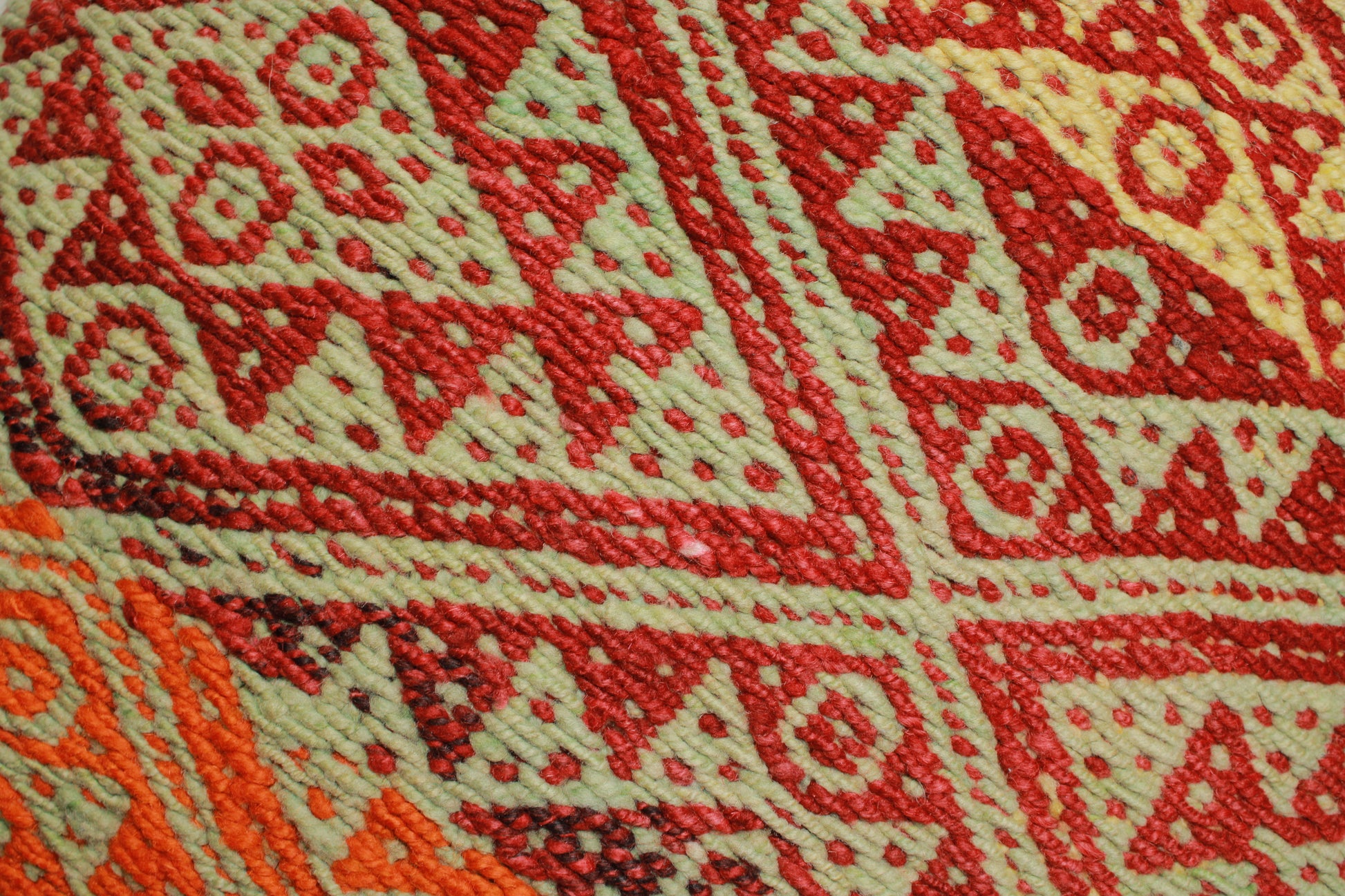 Detailansicht dekoratives Kissen 45x45 cm mit Rautenmustern aus Peru von Glueck & Fund, weiches Textil für gemütliche Sitz- und Schlafbereiche.