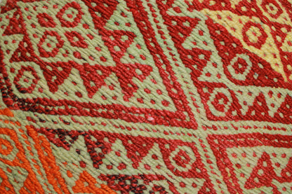 Detailansicht dekoratives Kissen 45x45 cm mit Rautenmustern aus Peru von Glueck & Fund, weiches Textil für gemütliche Sitz- und Schlafbereiche.