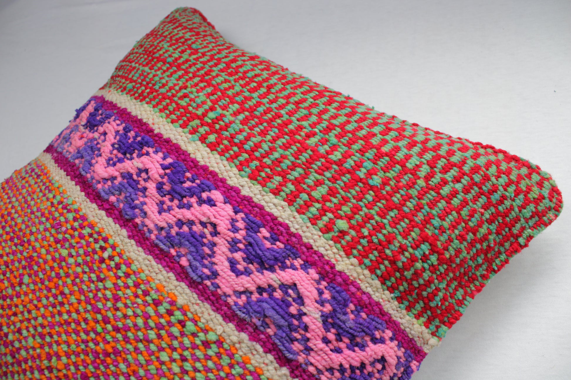 Peruanisches Frazadakissen 45x45 cm von Glueck & Fund mit farbenfrohem, weichem Stoff und stilvollem Design.