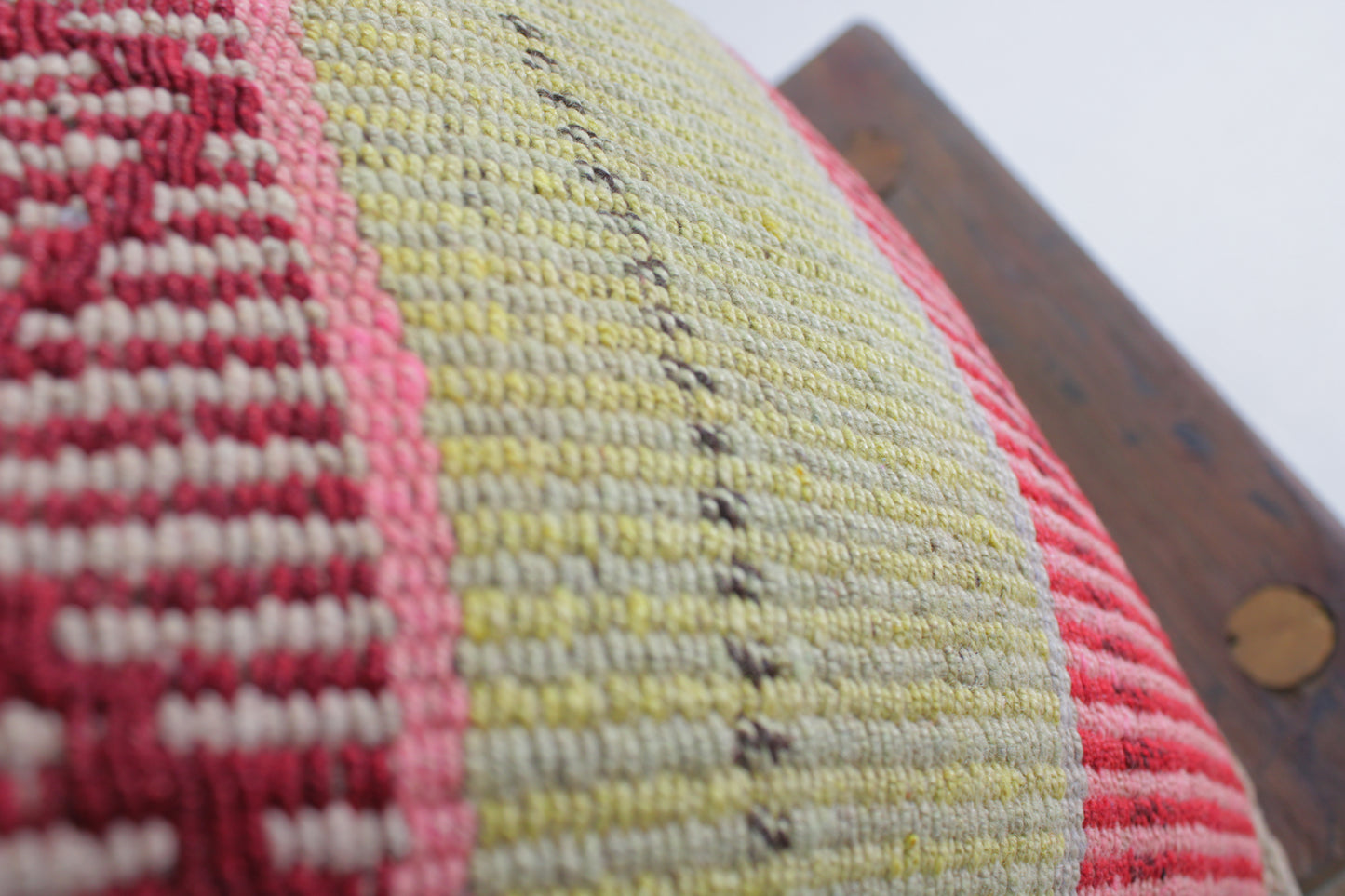 Peru Frazadakissen 45x45 cm in Limette von Glueck & Fund, weiches Kissen mit buntem Muster, ideal für Sofa oder Bett.