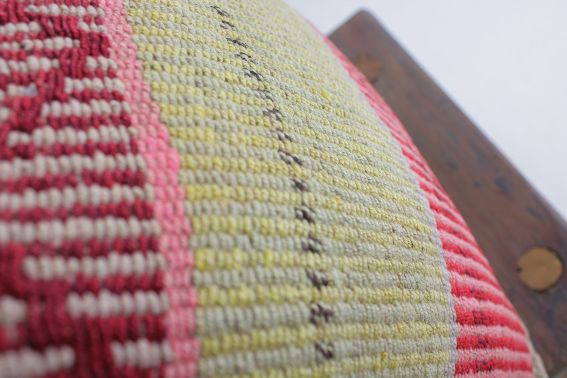 Peru Frazadakissen 45x45 cm in Limette von Glueck & Fund, weiches Kissen mit buntem Muster, ideal für Sofa oder Bett.