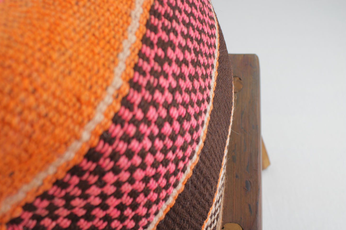 Orangendes Frazadakissen 45 x 45 aus Peru von Glueck & Fund, weiches Kissen mit traditionellem Muster.