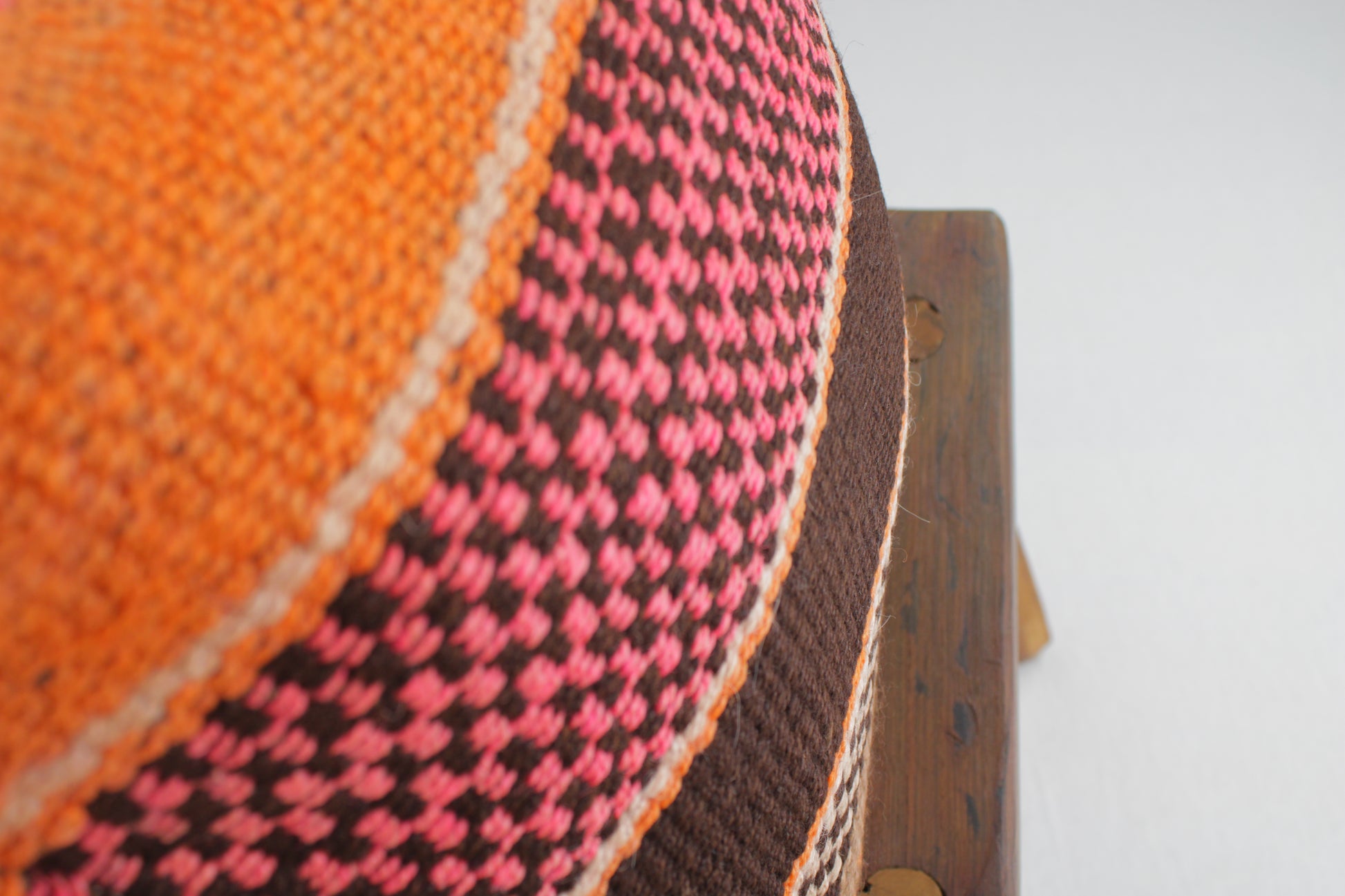 Orangendes Frazadakissen 45 x 45 aus Peru von Glueck & Fund, weiches Kissen mit traditionellem Muster.