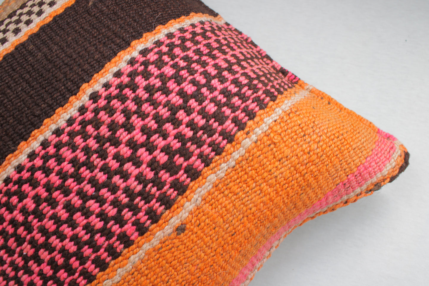 Oranges Frazadakissen 45x45 aus Peru von Glueck & Fund, weiche Textur und lebendiges Design, ideal für gemütliche Sitzbereiche