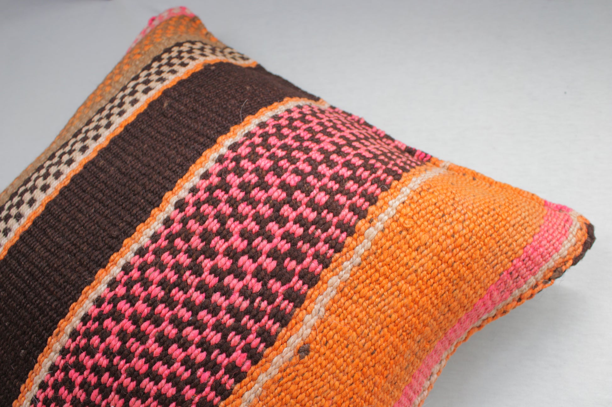 Oranges Frazadakissen 45 x 45 aus Peru von Glueck & Fund mit buntem, handgefertigtem Textilmuster auf weicher Oberfläche
