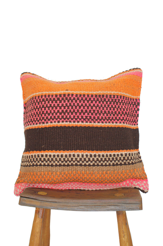 Orangendes Frazadakissen 45 x 45 aus Peru von Glueck & Fund, handgefertigt mit traditionellem Muster und weichem Stoff.