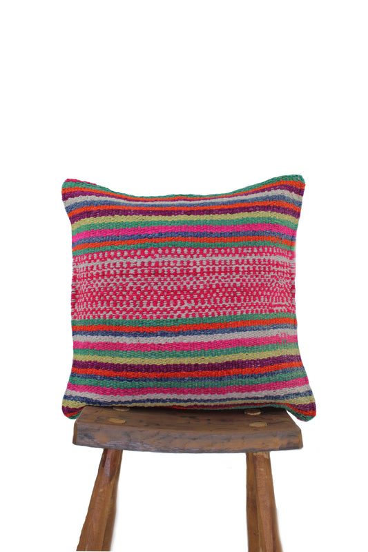 Peru Frazadakissen 45x45 cm von Glueck & Fund mit buntem, dekorativem Stoff, handgefertigt und weich.