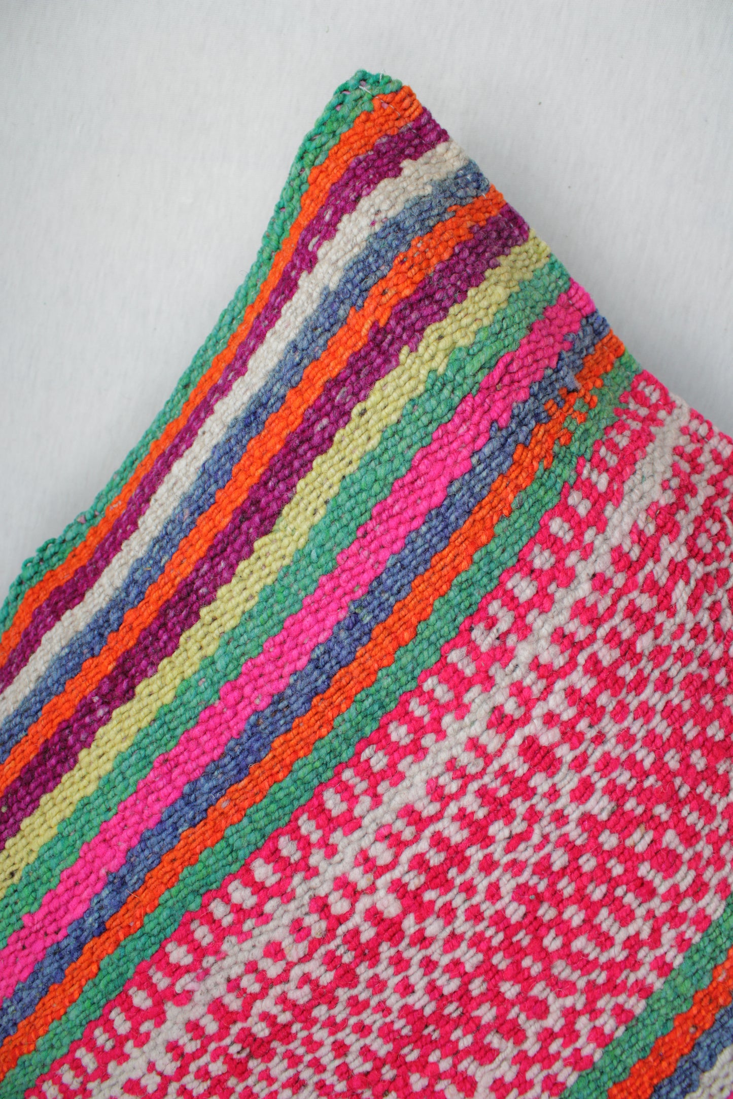 Peruanisches Frazadakissen 45x45 cm von Glueck & Fund mit buntem, handgewebtem Muster, weiche Textur und dekoratives Design.