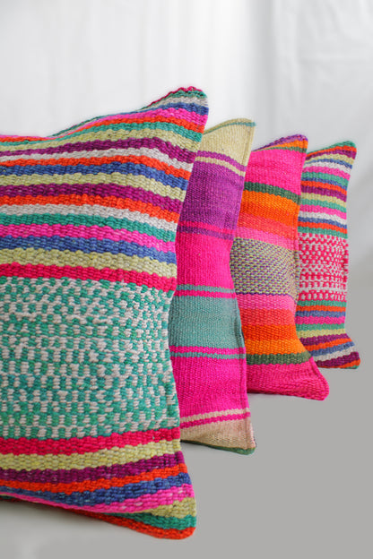 Peru Frazadakissen 45x45 aus der Marke Glueck & Fund mit farbenfrohem, weichem Stoff, ideal für gemütliche Sitzmöbel.