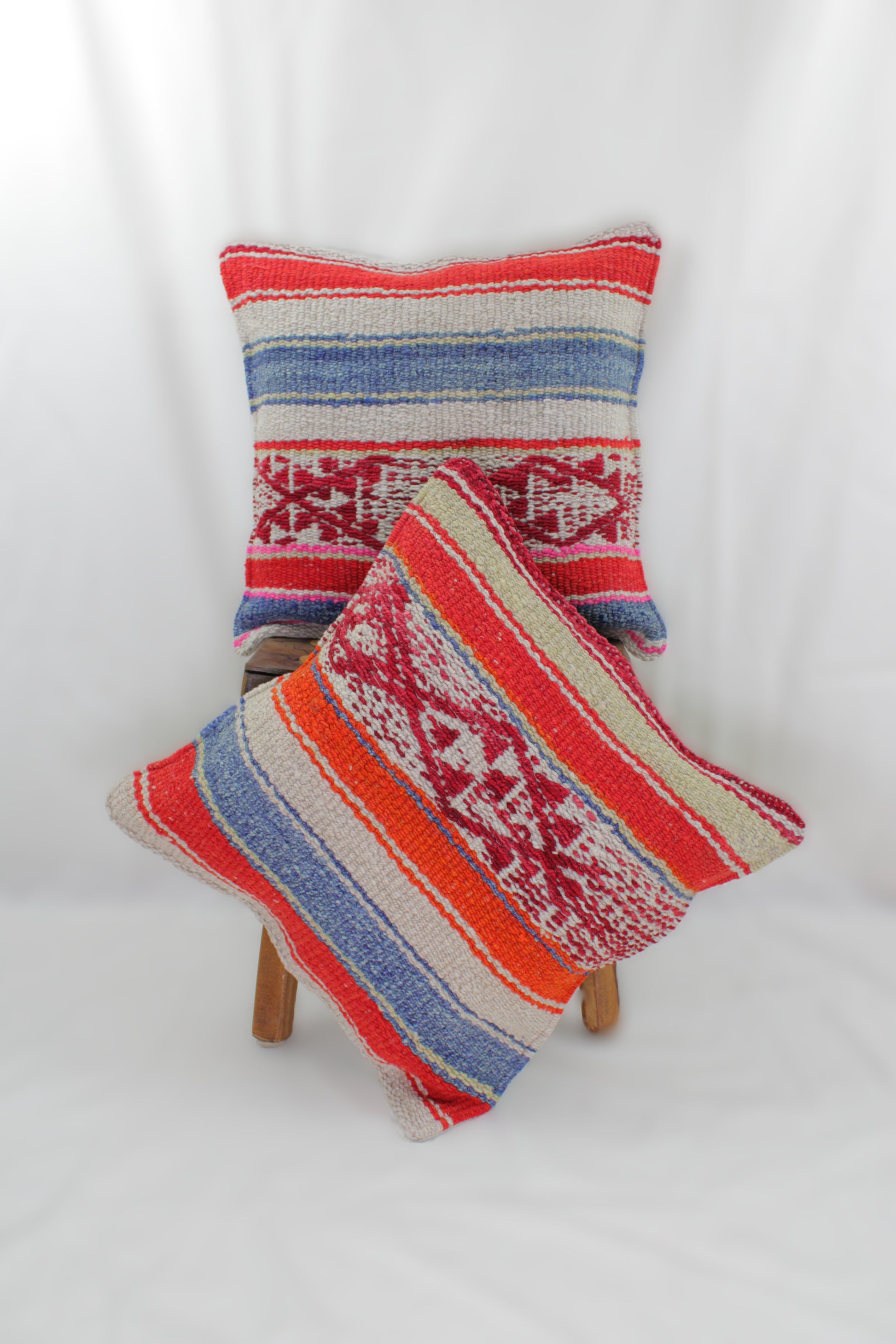 Blaues Frazadakissen 45x45 aus Peru von Glueck & Fund, weiches Kissen mit traditionellem Design, perfekt für Sofa oder Bett.