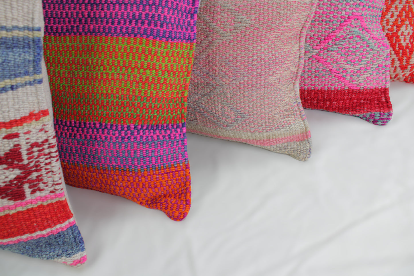 Blaues Frazadakissen 45x45 aus Peru von Glueck & Fund, mit traditionellem Muster und weicher Textur.