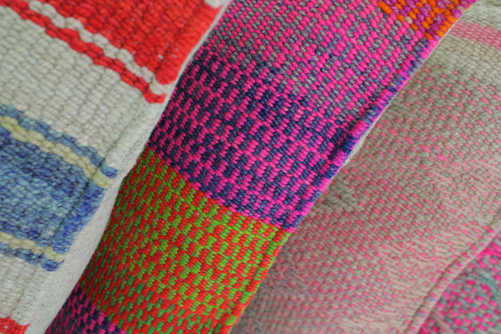 Blaues Frazadakissen 45x45 aus Peru, dekoratives Kissen von Glueck & Fund, mit traditionellem Muster, auf einem Sofa.