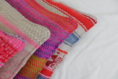 Blaue Frazadakissen 45x45 aus Peru von Glueck & Fund, detaillierte Stickmuster und weiche Textur auf Bild sichtbar