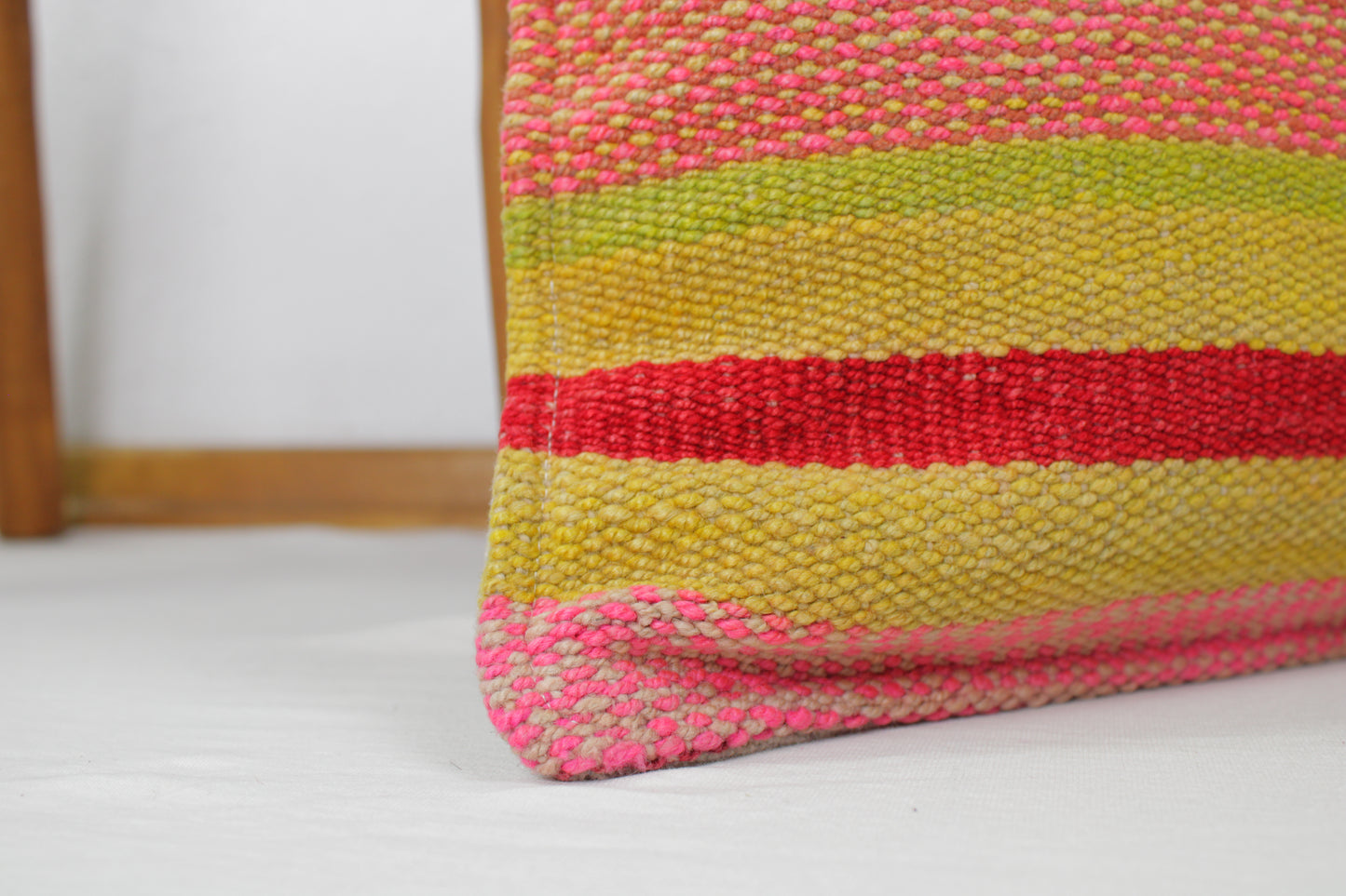 Frazadakissen 45x45 aus Peru von Glueck & Fund, weiches Kissen mit traditionellem Muster, Einzelstück, ideal für Dekoration.
