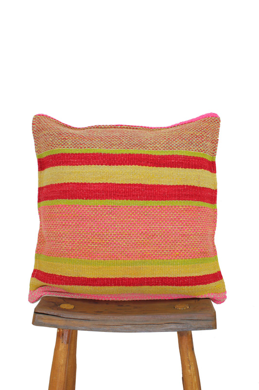 Peruanisches Frazadakissen 45x45 cm von Glueck & Fund, handgefertigt mit bunten Mustern, weiche Textur, Einzelstück