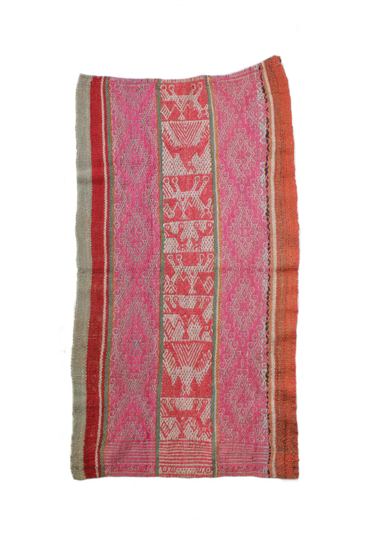 Peruanischer Teppichläufer von Glueck & Fund, 137 x 70 cm, mit buntem Muster und weicher Textur auf glattem Boden.