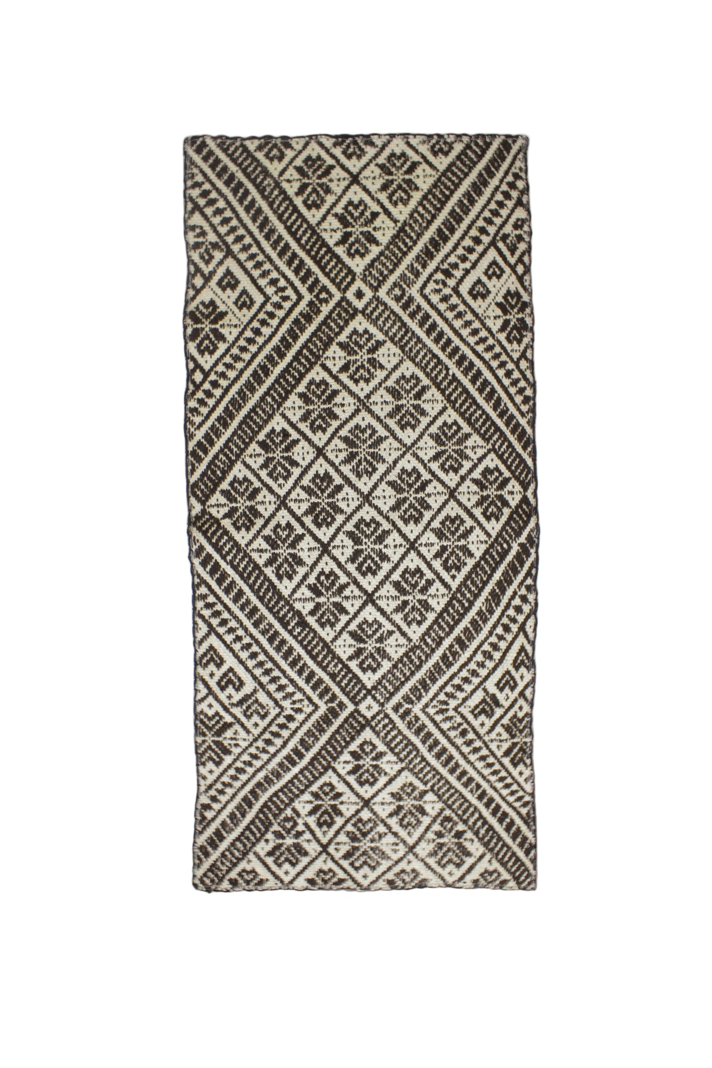 Blick auf einen dekorativen Teppichläufer von Glueck & Fund, 141 x 65 cm, mit elegantem Muster und weicher Textur.