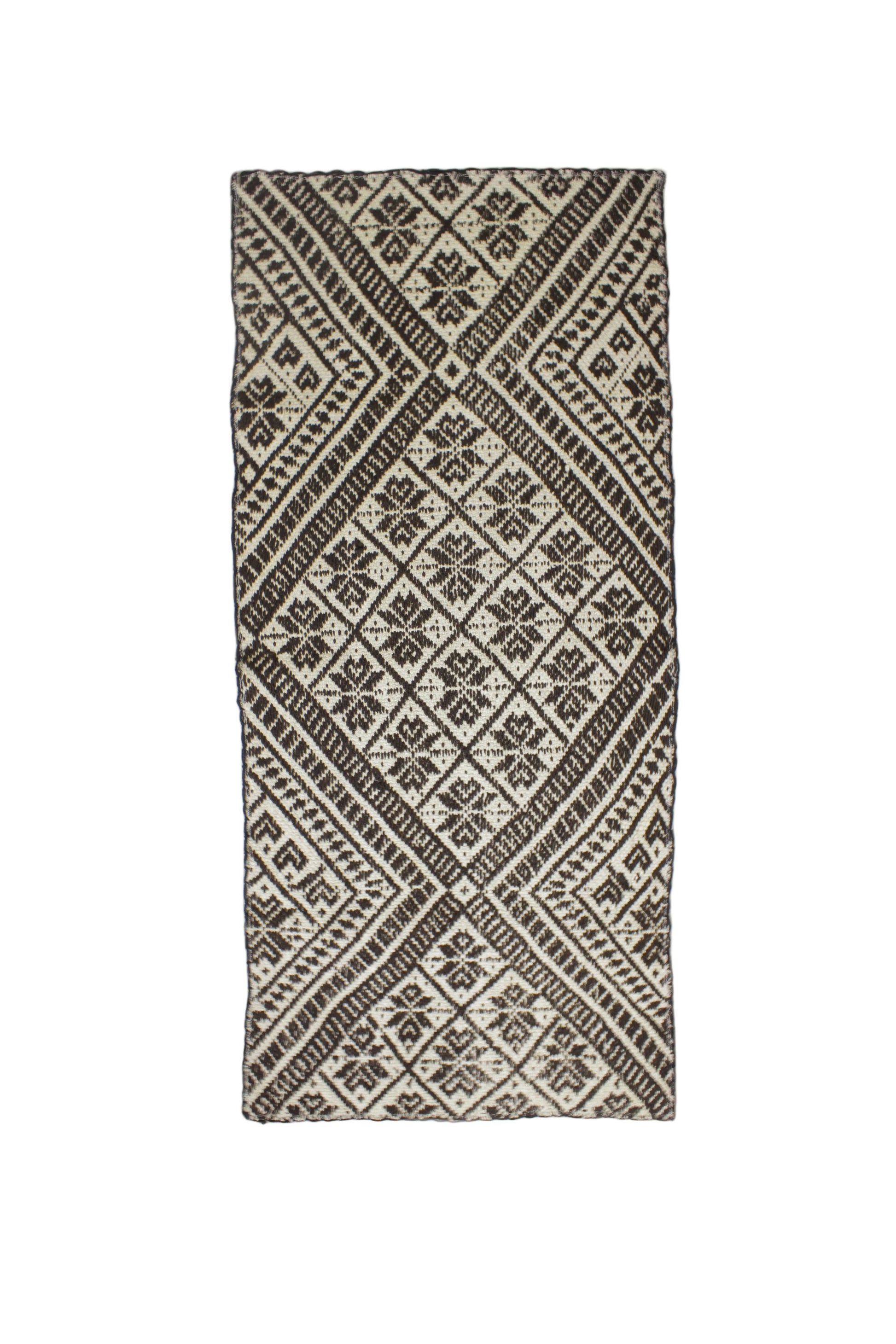 Blick auf einen dekorativen Teppichläufer von Glueck & Fund, 141 x 65 cm, mit elegantem Muster und weicher Textur.