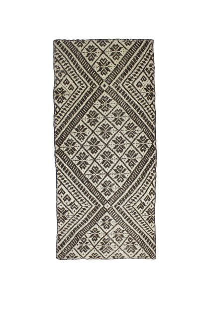 Blick auf einen dekorativen Teppichläufer von Glueck & Fund, 141 x 65 cm, mit elegantem Muster und weicher Textur.