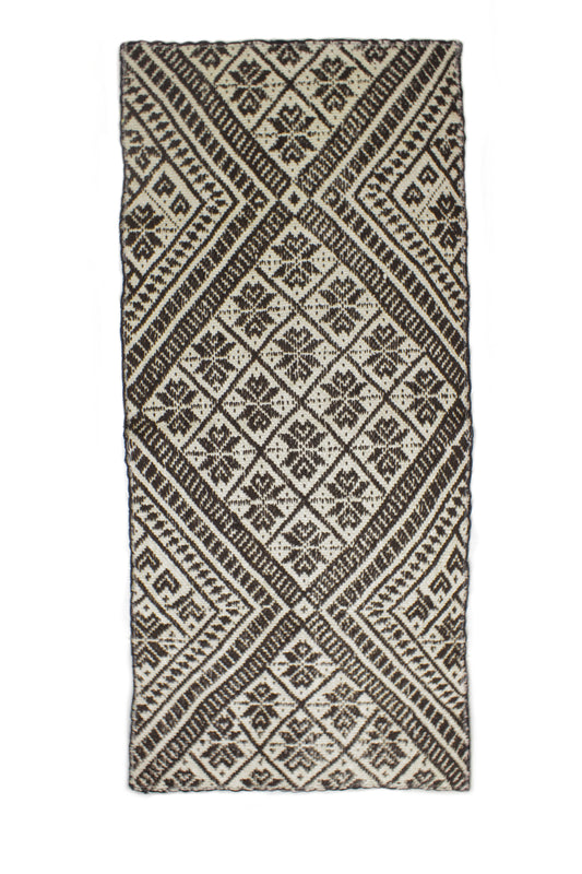 Blick auf einen dekorativen Teppichläufer von Glueck & Fund, 141 x 65 cm, mit elegantem Muster und weicher Textur.