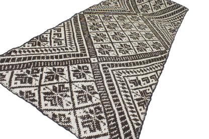Flauschiger Teppichläufer von Glück & Fund, 141 x 65 cm, weiche Oberfläche, ideal für Flure und Eingangsbereiche.