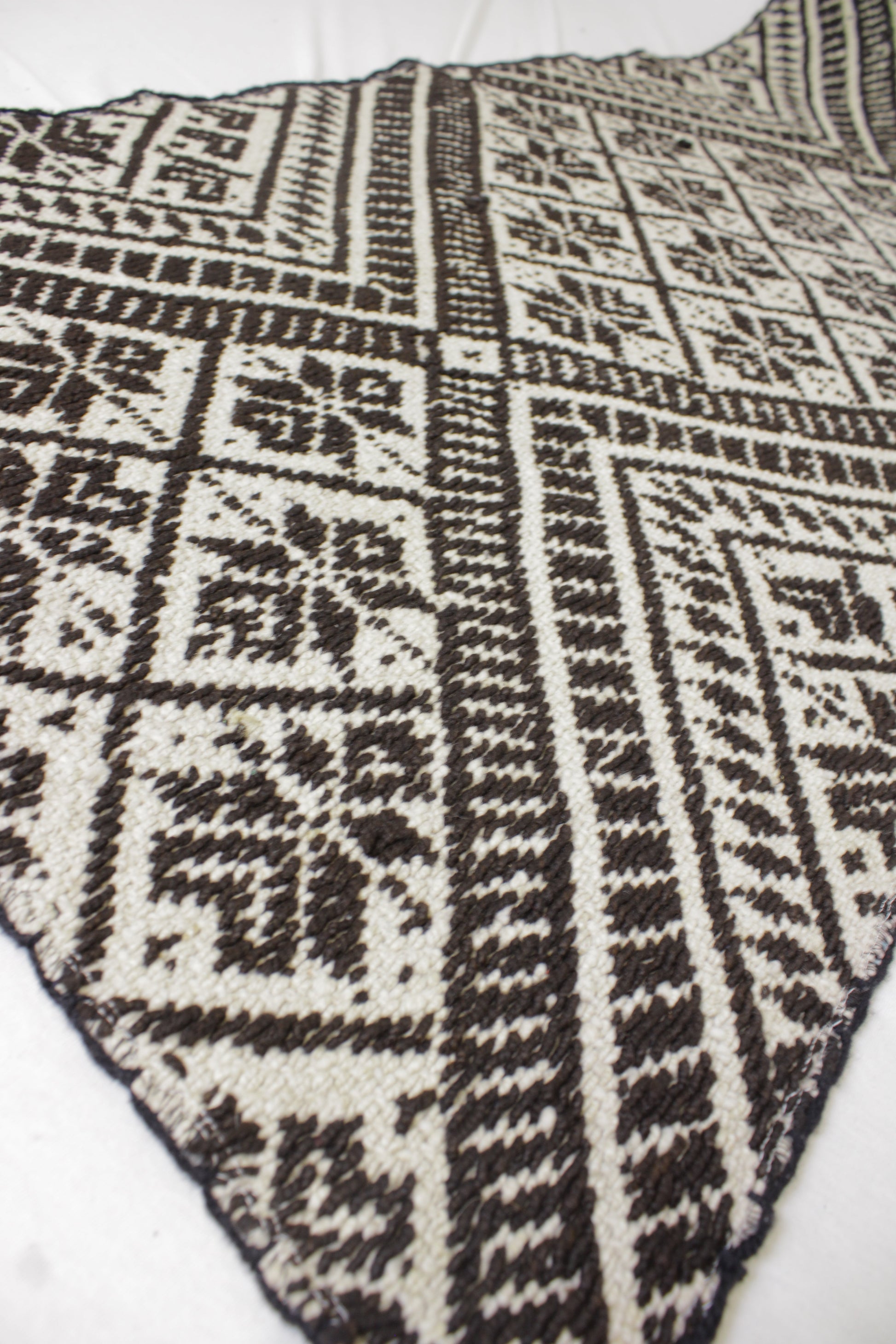 Schöner Teppichläufer von Glueck & Fund, 141 x 65 cm, mit dekorativem Muster, geeignet für Flur oder Wohnzimmer.