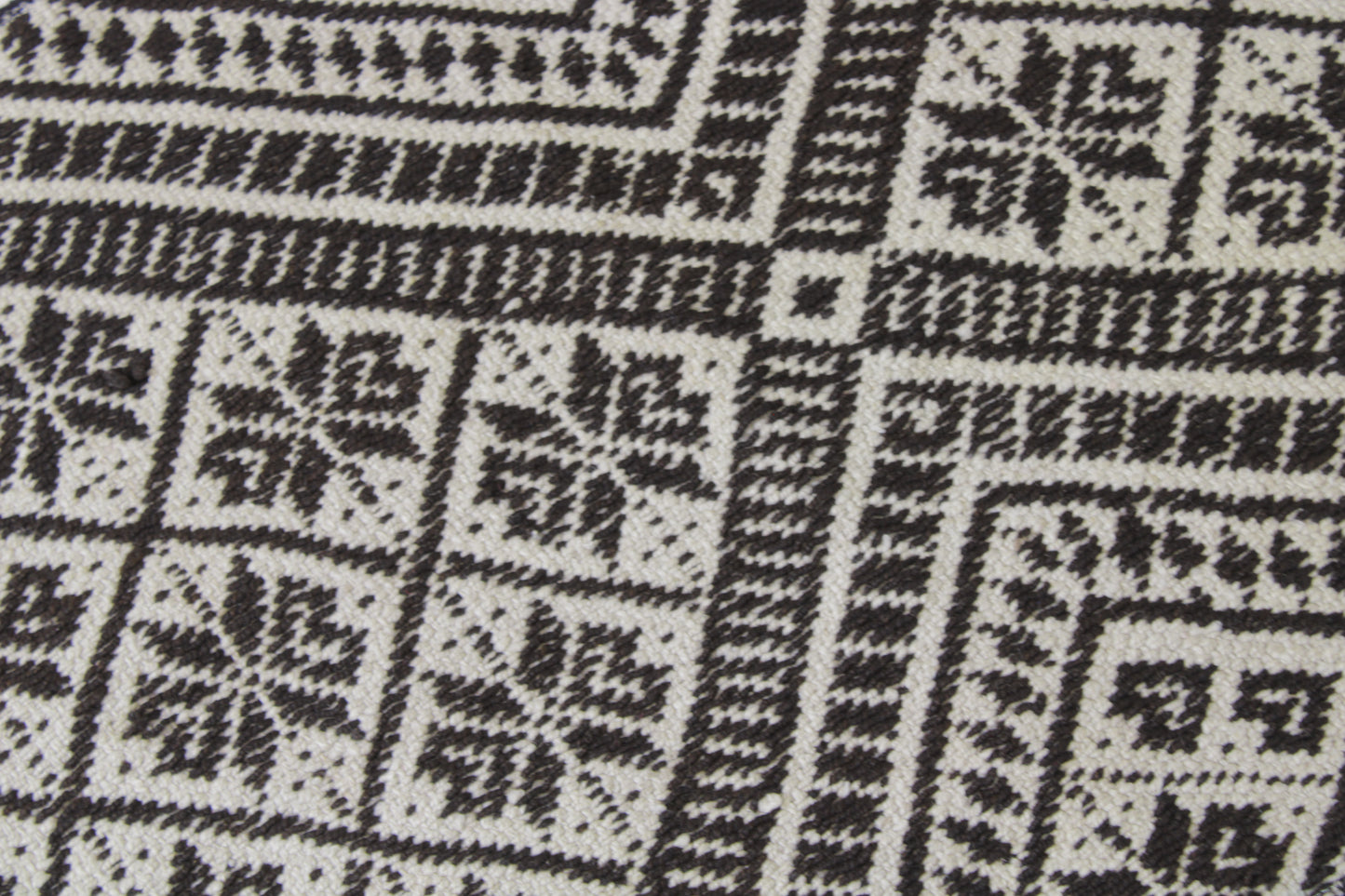 Detailansicht eines Frazada-Läufer Teppichs von Glueck & Fund in 141 x 65 cm mit buntem, gemütlichem Design auf weichem Stoff.