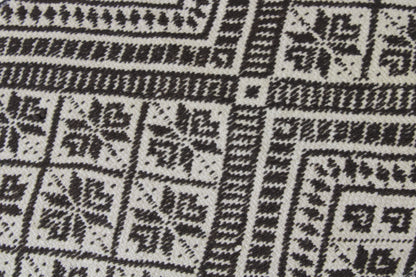 Detailansicht eines Frazada-Läufer Teppichs von Glueck & Fund in 141 x 65 cm mit buntem, gemütlichem Design auf weichem Stoff.