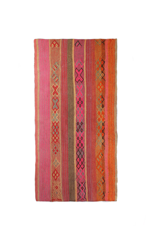 Schöner Frazada-Läufer Teppich von Glueck & Fund, 156 x 74 cm, mit buntem Muster und weicher Textur.