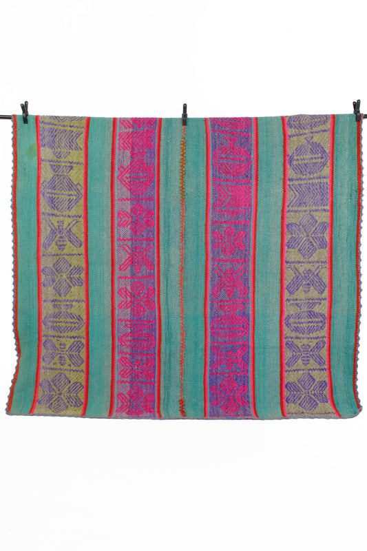 Handgefertigter Frazada-Teppich aus Peru – farbenfroh, traditionell und ideal für Balkon, Terrasse oder gemütliche Wohnräume. Dieser bunte Teppich bringt peruanisches Kunsthandwerk und Wärme in dein Zuhause und setzt lebendige Akzente im Boho- oder Ethno-Stil für drinnen und draußen.