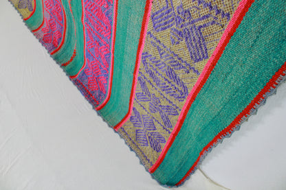 Handgefertigter Frazada-Teppich aus Peru – farbenfroh, traditionell und ideal für Balkon, Terrasse oder gemütliche Wohnräume. Dieser bunte Teppich bringt peruanisches Kunsthandwerk und Wärme in dein Zuhause und setzt lebendige Akzente im Boho- oder Ethno-Stil für drinnen und draußen.