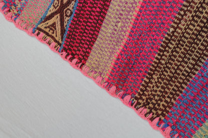 Großer handgewebter peruanischer Frazada Teppich, 171x148 cm, von Glueck & Fund, detailreiche Muster, warme Farbgestaltung.
