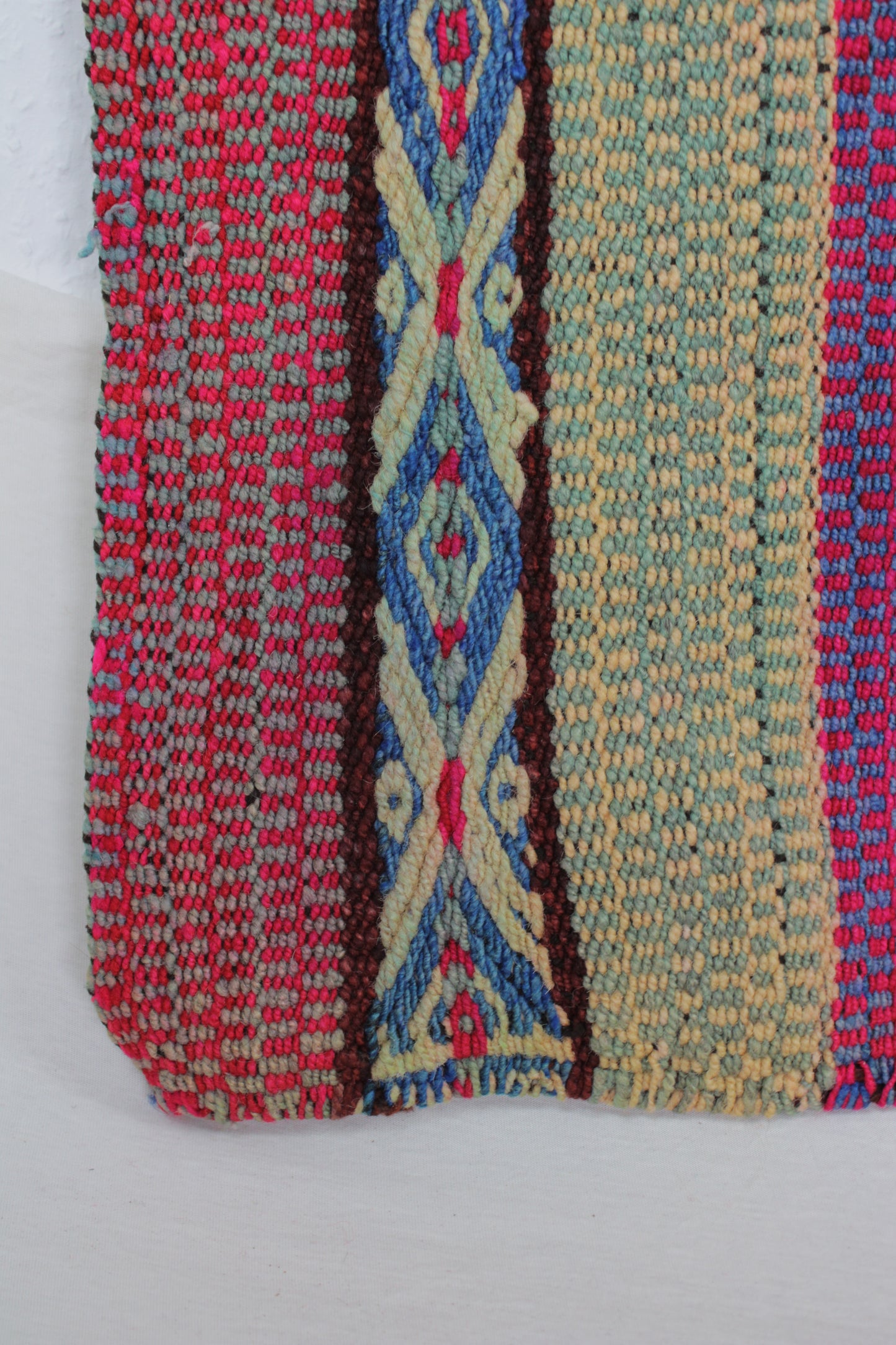 Großer handgewebter Teppich aus Peru, 171x148 cm, von Glueck & Fund, mit buntem, traditionellem Muster.