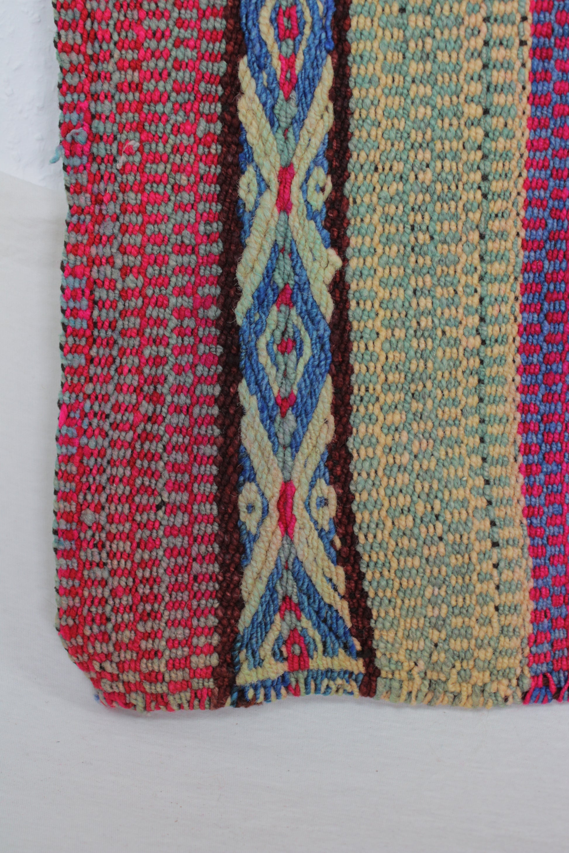 Großer handgewebter Teppich aus Peru, 171x148 cm, von Glueck & Fund, mit buntem, traditionellem Muster.
