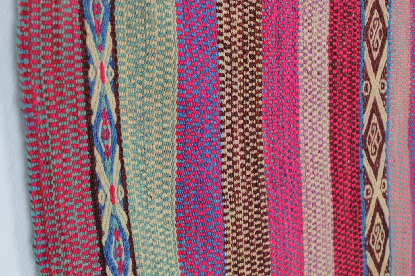 Großer handgewebter Teppich aus Peru, 171x148 cm, aus der Glueck & Fund Kollektion, zeigt detaillierte Muster und Textur